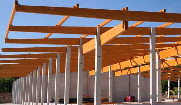 Hallenbau in Holzbauweise mit großer Spannweite