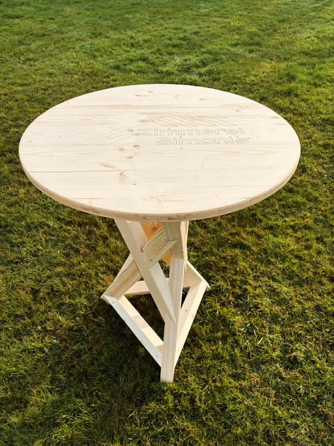 Handgefertigter Holztisch mit eingraviertem Zimmerei-Simonis-Logo