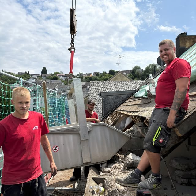 Team der Zimmerei Simonis bei der Arbeit auf einem Dach